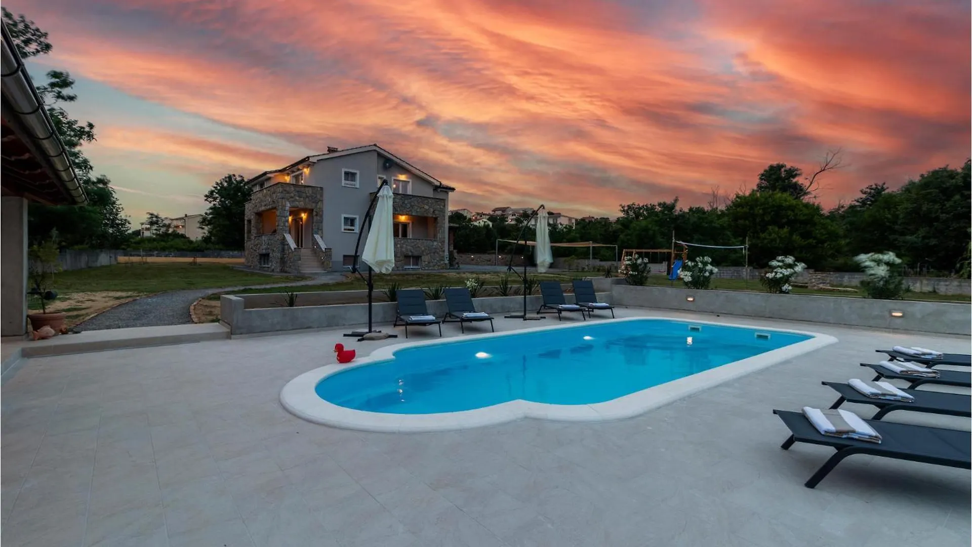 4 Bedroom Stunning Home In Lopar Holiday home