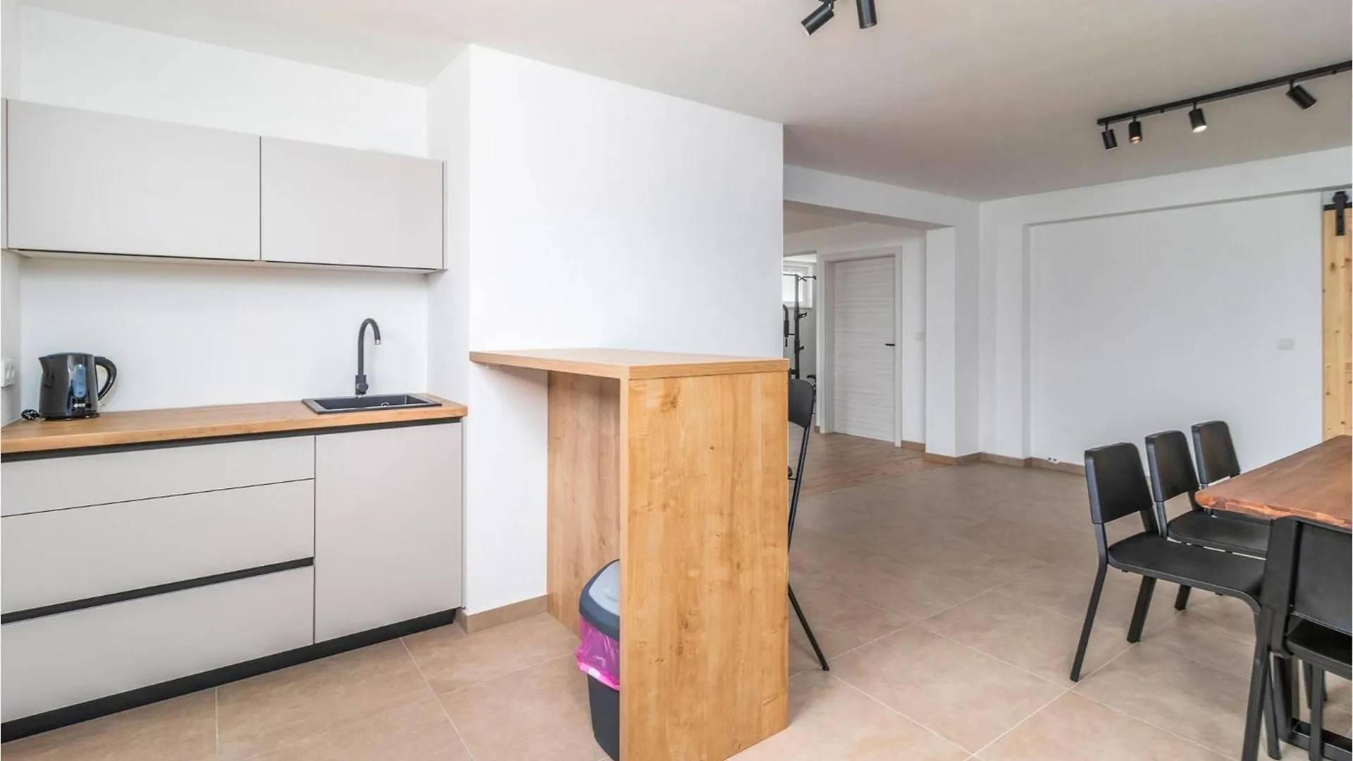 4 Bedroom Stunning Home In Lopar Holiday home
