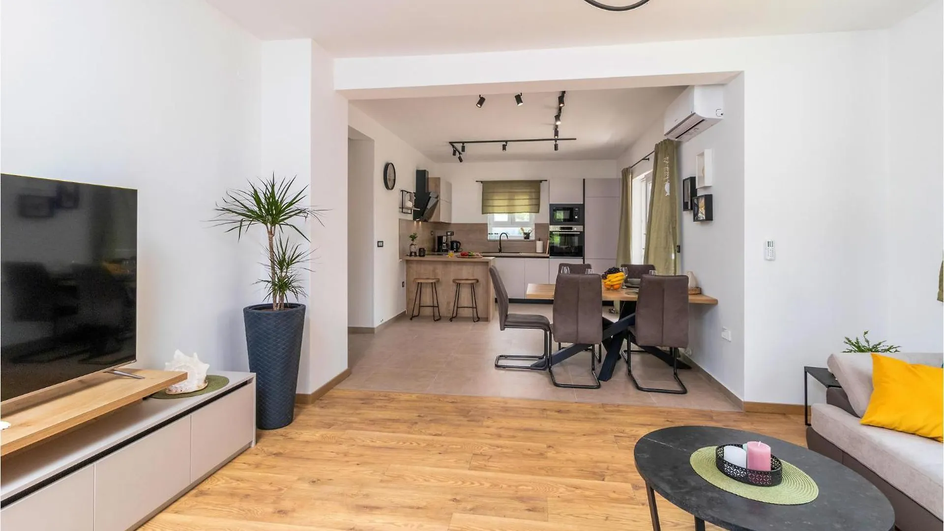 4 Bedroom Stunning Home In Lopar
