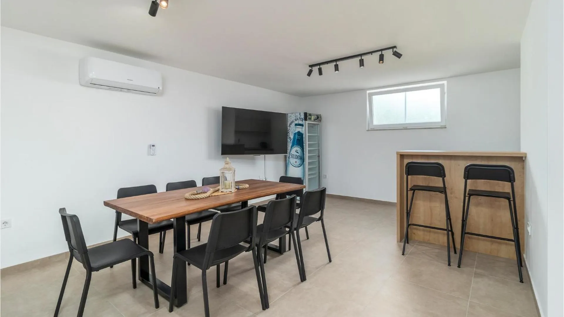 4 Bedroom Stunning Home In Lopar