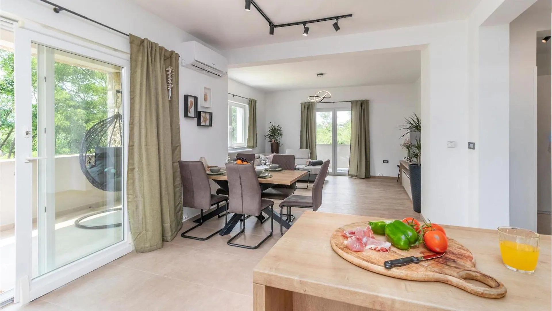 4 Bedroom Stunning Home In Lopar Holiday home